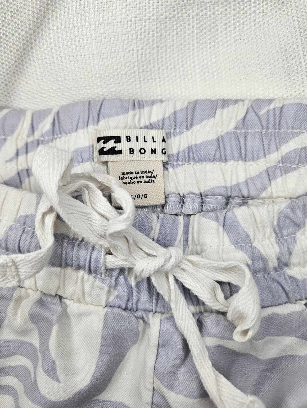 Billabong Zebra Print Pull On Beach Shorts Grey White Size Large EUC - Picture 6 of 11